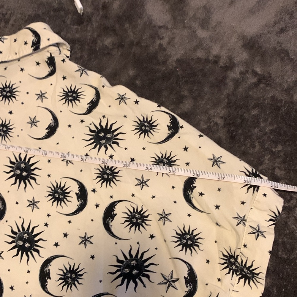 Hot Topic celestial Sun and Moon Button-Down crop Shirt - Black and cream - Picture 10 of 10